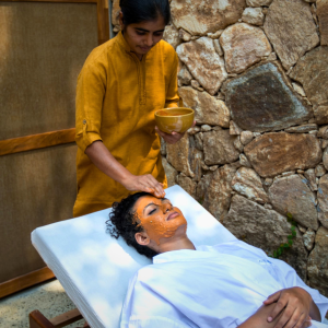 Woman taking Mud Therapy at Prakriti Shakti