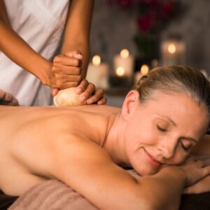 Abhyanga massage with pindaswedan - linen cloth dipped in herbal oils